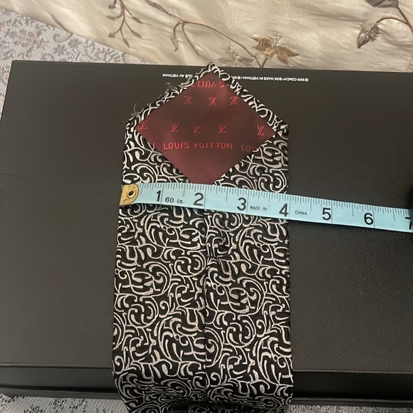 Louis Vuitton Vintage Mens Gorgeous Black & Silver Tie w Box. Mint Condition - Picture 10 of 13